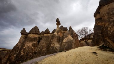 Kapadokya, Türkiye 'nin en ünlü turistik bölgelerinden biridir. Kapadokya 'nın Rock Sites of Cappadocia UNESCO Dünya Mirası' dır. Konum; Paabaglari.
