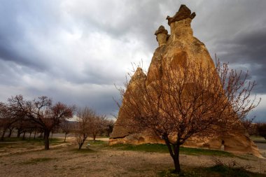 Kapadokya, Türkiye 'nin en ünlü turistik bölgelerinden biridir. Kapadokya 'nın Rock Sites of Cappadocia UNESCO Dünya Mirası' dır. Konum; Paabaglari.
