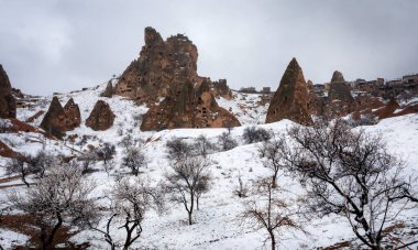 Kapadokya, Türkiye 'nin en ünlü turistik bölgelerinden biridir. Kapadokya 'nın Rock Sites of Cappadocia UNESCO Dünya Mirası' dır. Konum; Kapadokya.