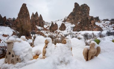Kapadokya, Türkiye 'nin en ünlü turistik bölgelerinden biridir. Kapadokya 'nın Rock Sites of Cappadocia UNESCO Dünya Mirası' dır. Konum; Kapadokya.