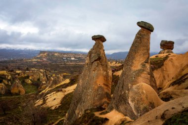 Kapadokya, Türkiye 'nin en ünlü turistik bölgelerinden biridir. Kapadokya 'nın Rock Sites of Cappadocia UNESCO Dünya Mirası' dır. Konum: Üç Grace Goreme.