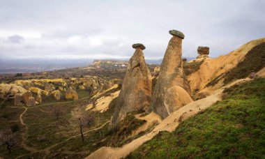 Kapadokya, Türkiye 'nin en ünlü turistik bölgelerinden biridir. Kapadokya 'nın Rock Sites of Cappadocia UNESCO Dünya Mirası' dır. Konum: Üç Grace Goreme.