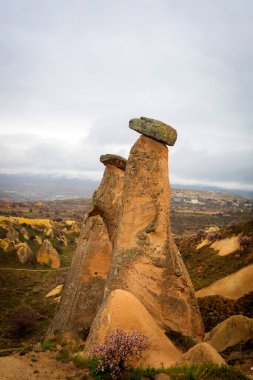 Kapadokya, Türkiye 'nin en ünlü turistik bölgelerinden biridir. Kapadokya 'nın Rock Sites of Cappadocia UNESCO Dünya Mirası' dır. Konum: Üç Grace Goreme.