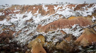 Kapadokya, Türkiye 'nin en ünlü turistik bölgelerinden biridir. Kapadokya 'nın Rock Sites of Cappadocia UNESCO Dünya Mirası' dır. Yer, Güvercin Vadisi. (Gvercinlik vadisi).