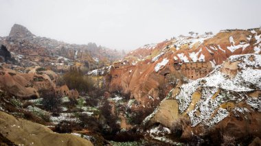 Kapadokya, Türkiye 'nin en ünlü turistik bölgelerinden biridir. Kapadokya 'nın Rock Sites of Cappadocia UNESCO Dünya Mirası' dır. Yer, Güvercin Vadisi. (Gvercinlik vadisi).