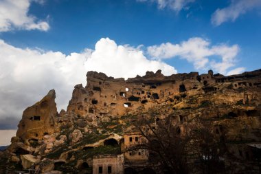Kapadokya, Türkiye 'nin en ünlü turistik bölgelerinden biridir. Kapadokya 'nın Rock Sites of Cappadocia UNESCO Dünya Mirası' dır. Konum: Cavusin Kilisesi.