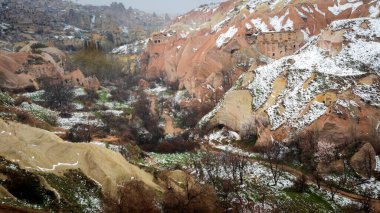 Kapadokya, Türkiye 'nin en ünlü turistik bölgelerinden biridir. Kapadokya 'nın Rock Sites of Cappadocia UNESCO Dünya Mirası' dır. Yer, Güvercin Vadisi. (Gvercinlik vadisi).