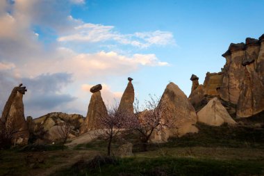 Kapadokya, Türkiye 'nin en ünlü turistik bölgelerinden biridir. Kapadokya 'nın Kaya Sahaları UNESCO Dünya Mirası merkezleri. 