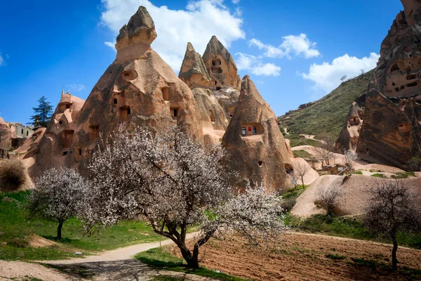 Kapadokya, Türkiye 'nin en ünlü turistik bölgelerinden biridir. Kapadokya 'nın Kaya Sahaları UNESCO Dünya Mirası merkezleri. 