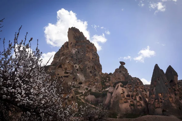 Kapadokya, Türkiye 'nin en ünlü turistik bölgelerinden biridir. Kapadokya 'nın Kaya Sahaları UNESCO Dünya Mirası merkezleri. 