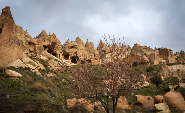 Kapadokya, Türkiye 'nin en ünlü turistik bölgelerinden biridir. Kapadokya 'nın Rock Sites of Cappadocia UNESCO Dünya Mirası' dır. Konum: Zelve Açık Hava Müzesi.