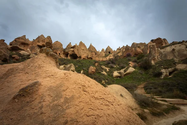 Kapadokya, Türkiye 'nin en ünlü turistik bölgelerinden biridir. Kapadokya 'nın Rock Sites of Cappadocia UNESCO Dünya Mirası' dır. Konum: Zelve Açık Hava Müzesi.