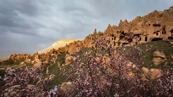 Kapadokya, Türkiye 'nin en ünlü turistik bölgelerinden biridir. Kapadokya 'nın Rock Sites of Cappadocia UNESCO Dünya Mirası' dır. Konum: Zelve Açık Hava Müzesi.