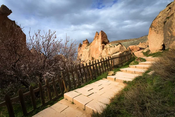 Kapadokya, Türkiye 'nin en ünlü turistik bölgelerinden biridir. Kapadokya 'nın Rock Sites of Cappadocia UNESCO Dünya Mirası' dır. Konum: Zelve Açık Hava Müzesi.