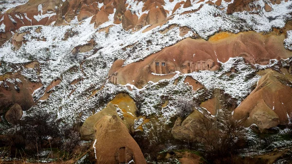 Kapadokya, Türkiye 'nin en ünlü turistik bölgelerinden biridir. Kapadokya 'nın Rock Sites of Cappadocia UNESCO Dünya Mirası' dır. Yer, Güvercin Vadisi. (Gvercinlik vadisi).