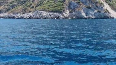 Deniz ve dağ. Mavi yeşil doğa arka planı.