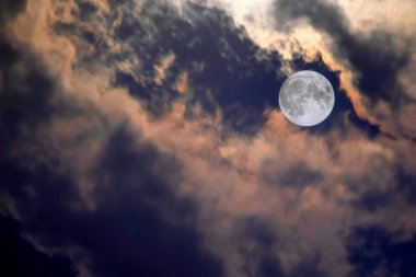 Gece gökyüzünde güzel bir dolunay.  