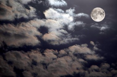 Gece gökyüzünde güzel bir dolunay.  