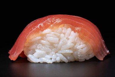 Siyah arkaplanda kırmızı ton balığı niguiri