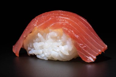 Siyah arkaplanda kırmızı ton balığı niguiri