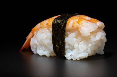 karides niguiri siyah arkaplanda yakın plan