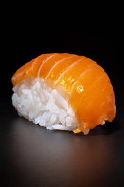 Siyah arkaplanda somon niguiri.