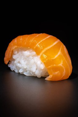 Siyah arkaplanda somon niguiri.