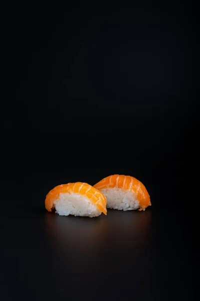 Lachs Nigiri Auf Schwarzem Hintergrund Nahaufnahme — Stockfoto