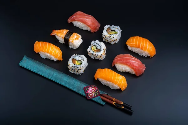 Gevarieerde Sushi Ranatie Met Zwarte Achtergrond Rekwisieten — Stockfoto