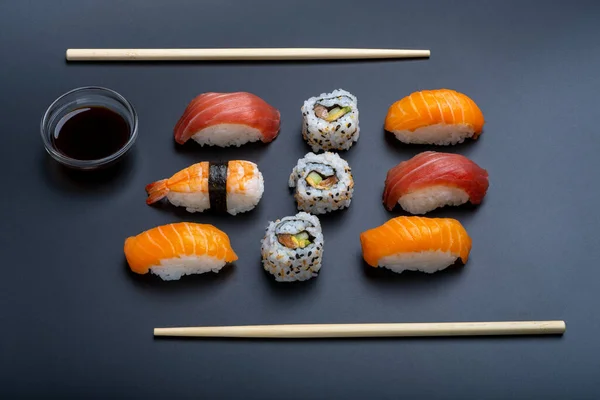 Gevarieerde Sushi Ranatie Met Zwarte Achtergrond Rekwisieten — Stockfoto