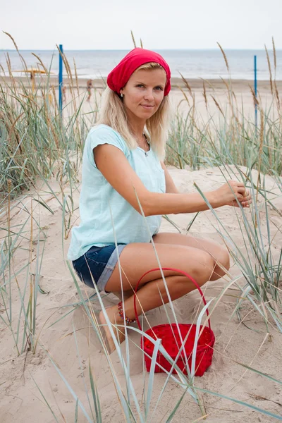 Kırmızı başlıklı.