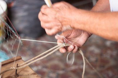 Balık ağı örüyorum.