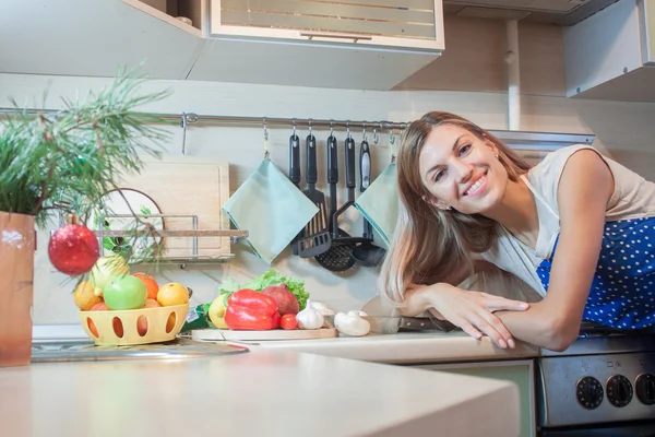 nubes sobre zionkadın bir mutfak