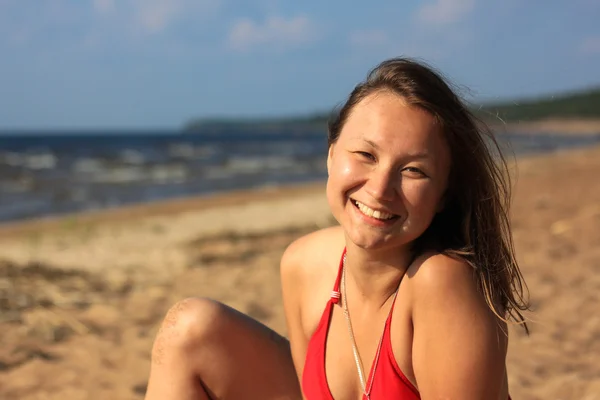 Vrouw staand bij een strand — Stockfoto