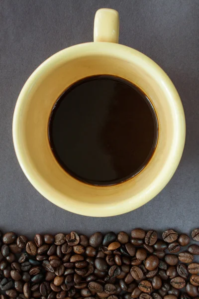 Espresso mit Kaffeebohnen — Stockfoto