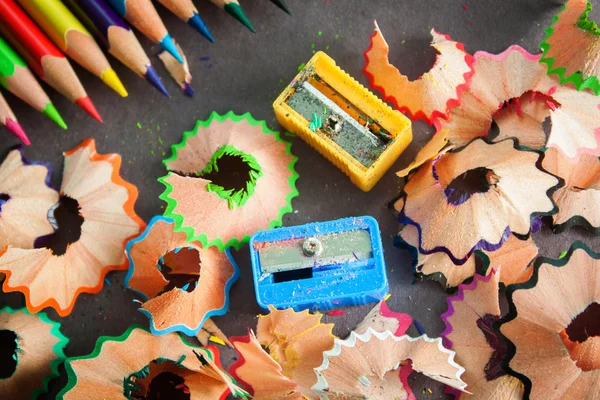 Lápices de colores y basura —  Fotos de Stock