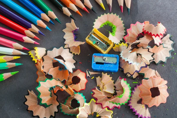 Lápis coloridos e lixo — Fotografia de Stock