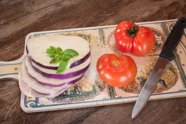 Berinjela com tomate e manjericão, receita — Fotografia de Stock