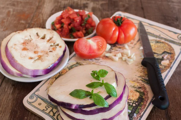 Berinjela com tomate e manjericão, receita — Fotografia de Stock