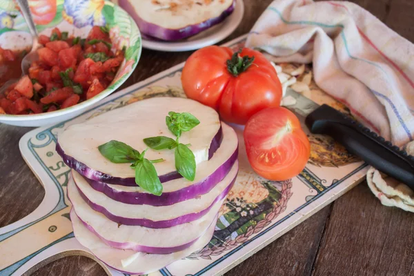 Aubergine med tomat och basilika, recept — Stockfoto