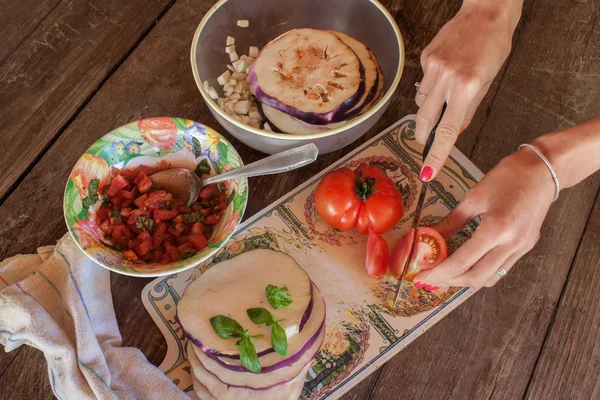 Melanzane con pomodori e basilico, ricetta — Foto Stock