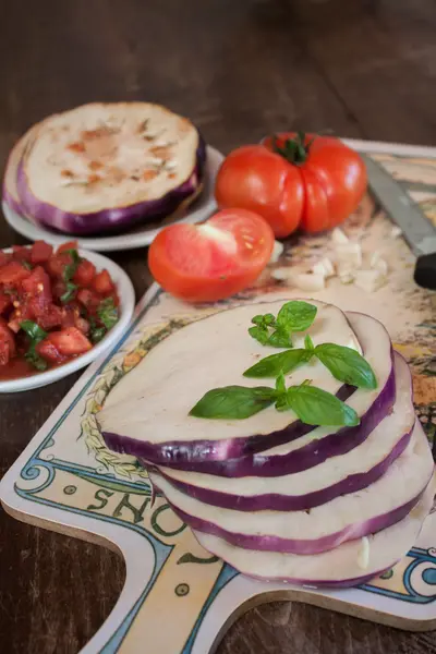 Melanzane con pomodori e basilico, ricetta — Foto Stock