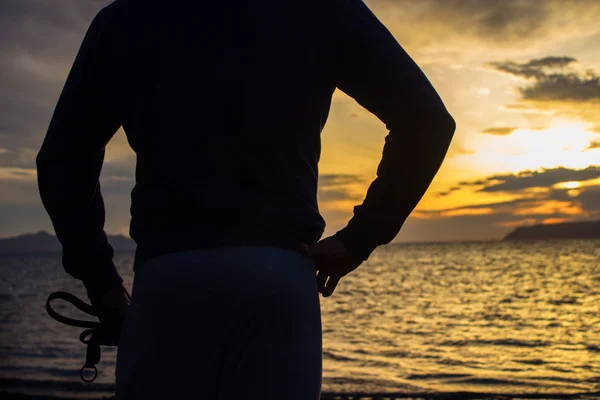 Silhouette homme debout près de la mer — Photo
