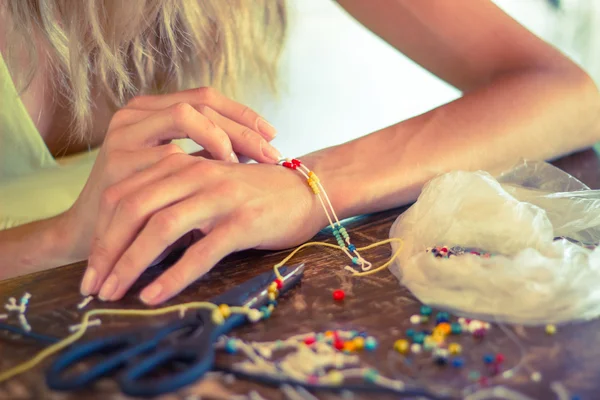 Wanita membuat gelang di rumah — Stok Foto