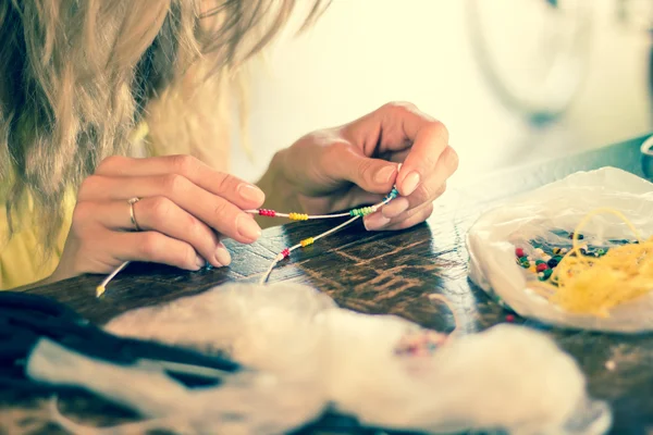 Vrouw maken armband thuis — Stockfoto