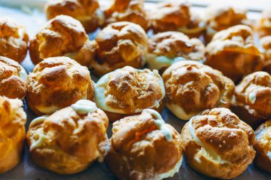 İkonik kremalı börekler, içi vanilya dolu sevgili pastalar..