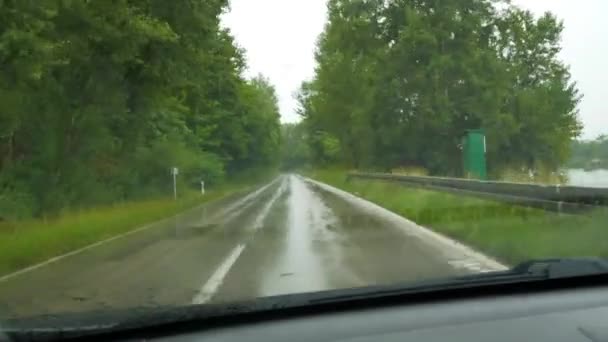 Hujan Mobil Naik Jalan Lurus Cuaca Hujan Mendung — Stok Video