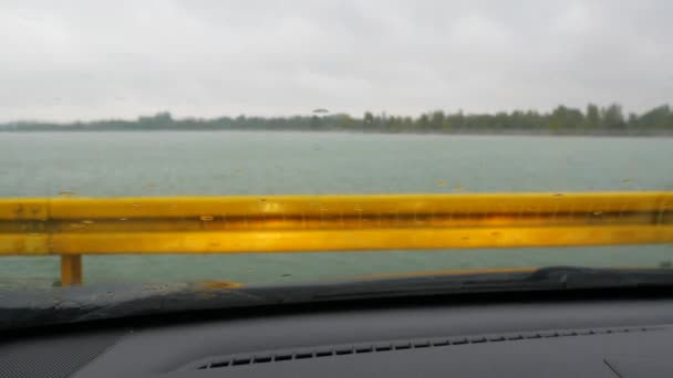 Hujan Jatuh Kaca Depan Mobil Berdiri Wiper Menghapus Tetes Hujan — Stok Video