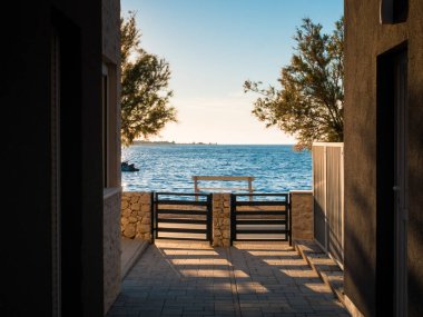 Bahçeden denize ve güzel bir gün batımına bak..