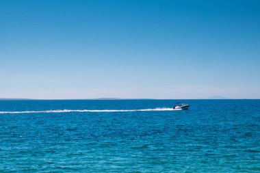 Açık mavi denizde yüksek sürat teknesi. Vir, Zadar ülkesi, Hırvatistan